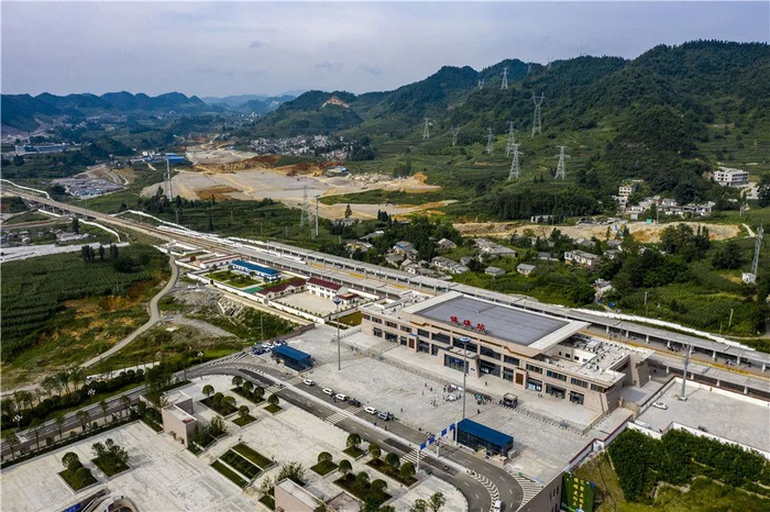 动车组列车驶入成贵高铁镇雄站（8月11日摄，无人机照片）。新华社记者 江文耀 摄