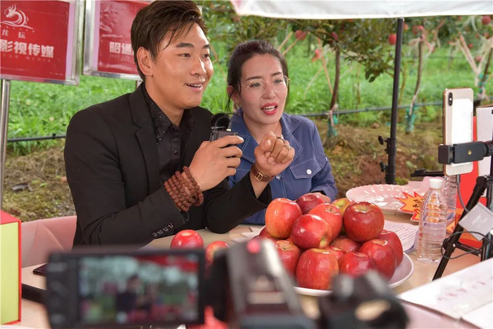 工作人员在云南昭通苹果种植基地通过网络直播售卖苹果（8月18日摄）。新华社记者 林碧锋 摄