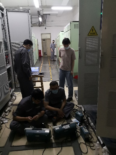 图为团队在实验中。学校供图