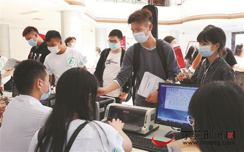 ■广东亚视演艺职业学院新生办理入学手续 记者 曹雪琴 摄
