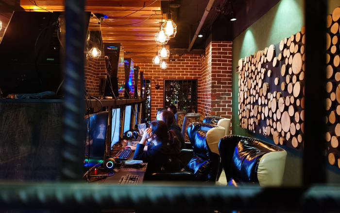 管庄一家网吧内，早上8点就有家长前来抢占座位，等着给孩子报名考试。新京报记者 陈琳 摄