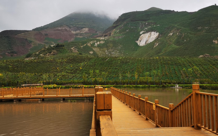 整治后，三关口矿山重新变绿。受访者供图