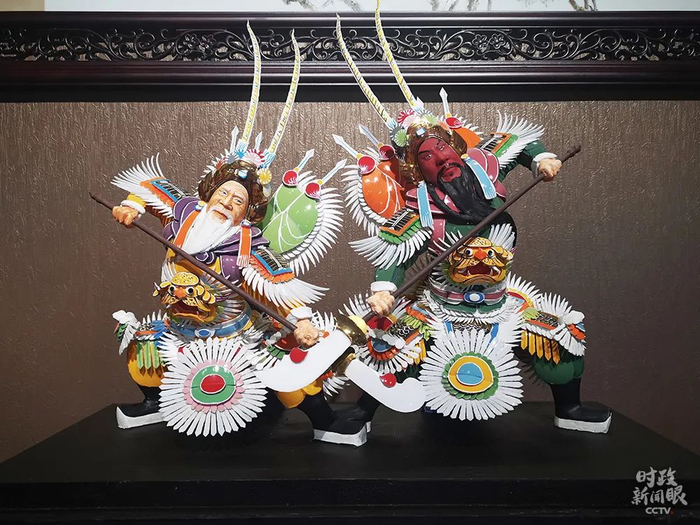 △这是潮州嵌瓷《关公战黄忠》。（总台央视记者张晓鹏拍摄）