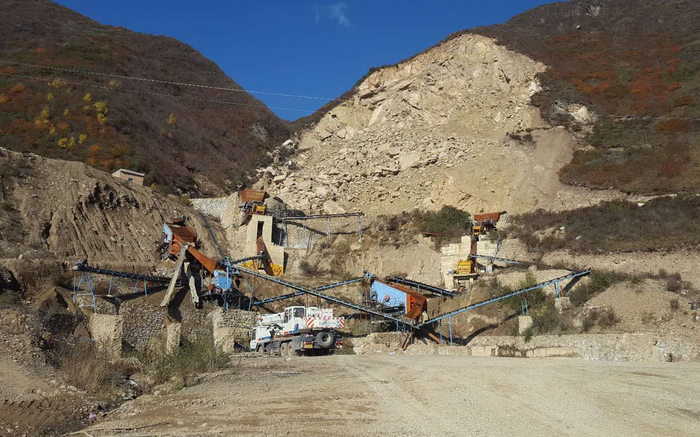 整治前，三关口矿区开采现场。受访者供图