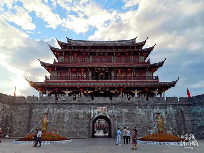 △修复后的广济门城楼高24.5米，城楼上的“东为万春”和“岭东首邑”分别由国际汉学大师饶宗颐、书法家刘炳森题写。（总台央视记者杨立峰拍摄）