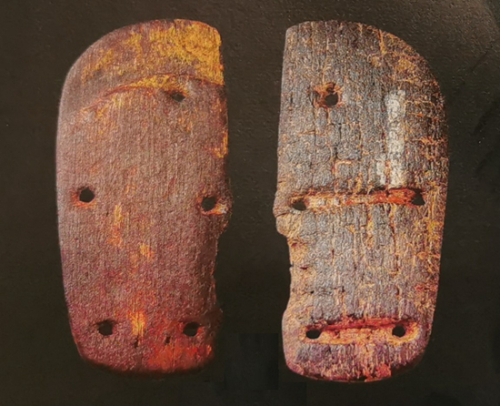     图1.慈湖出土的古代木屐（选自叶丽娅编著《中国历代鞋饰》）