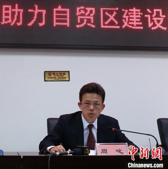 图为周叱在介绍情况 林浩 摄