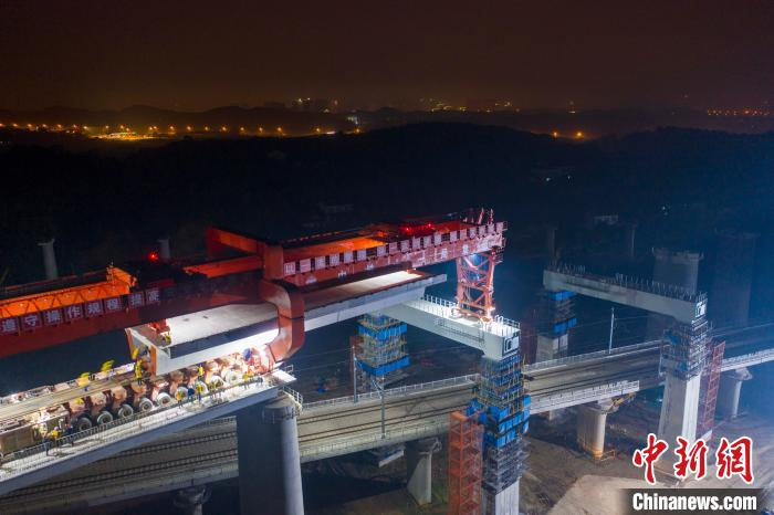图为常益长高铁跨越乌山联络线架梁施工现场。 彭特 摄