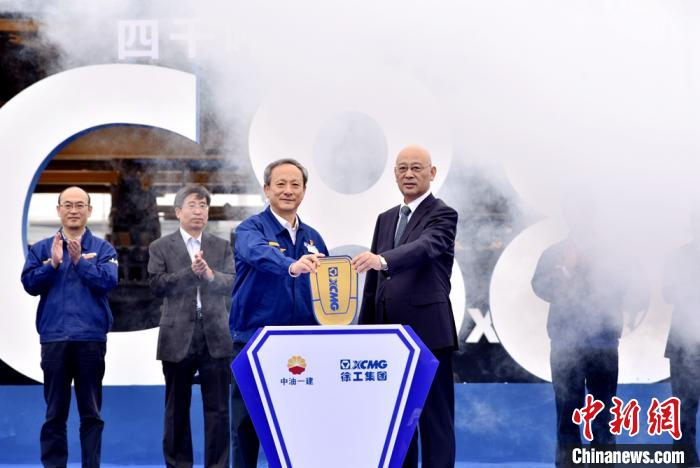 交付仪式上，王民和李军瑞将象征着徐工XGC88000履带起重机正式交付的金钥匙共同插入启动台。　朱志庚 摄