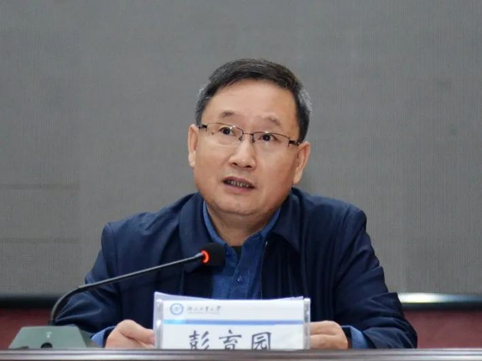 图为湖北工业大学党委副书记、校长彭育园