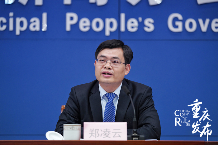 重庆市地方金融监督管理局党组成员郑凌云回答记者提问 罗嘉 摄