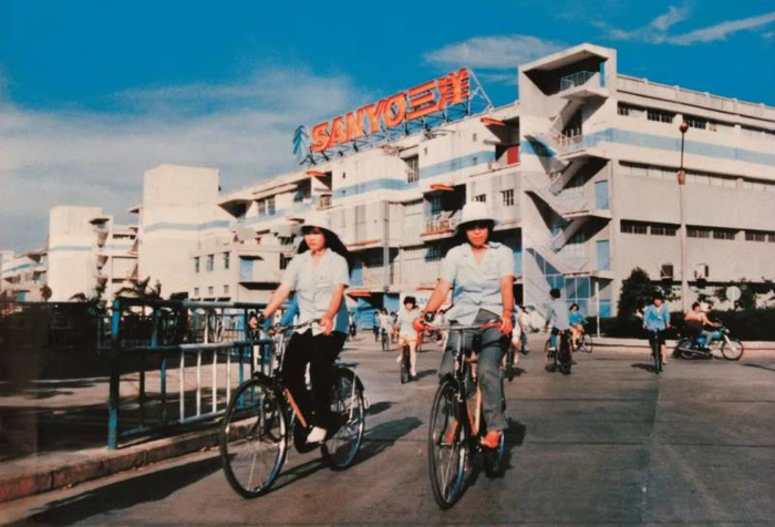 上世纪80年代的蛇口工业区，“厂妹”是一道靓丽风景线。受访者供图