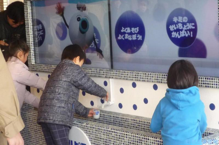 小朋友们参加“可尔必思水龙头”的图片