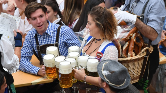 图说：往年慕尼黑啤酒节热闹非凡。图片来源：欧洲时报网