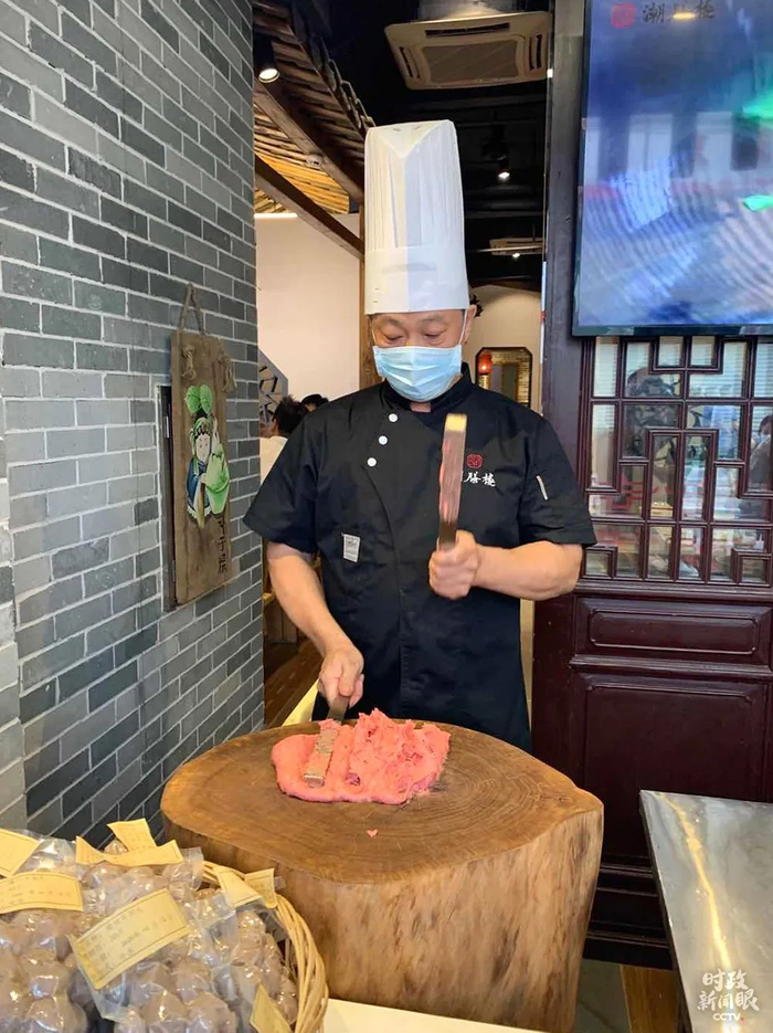 △手工槌打出的潮汕牛肉丸，肉质细腻。（总台央视记者王鹏飞拍摄）