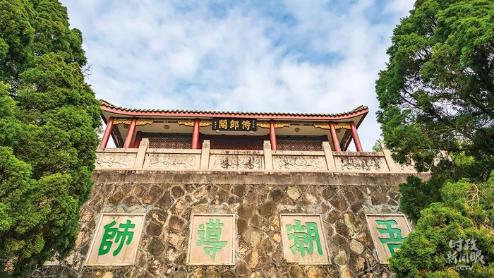 △唐代文学家韩愈被贬到潮州为官八个月，兴利除弊，关心民生。潮人为纪念他，将当地山河改名为韩山、韩江。这是在韩山上修建的韩文公祠。