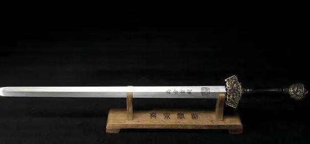谁说尚方宝剑可以上斩昏君的?你斩个给我看看?