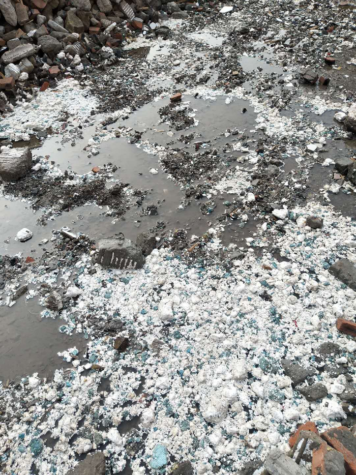 庄里水库输水洞口周围漂满蓝色、白色的泡沫。新京报记者 马明仁 摄