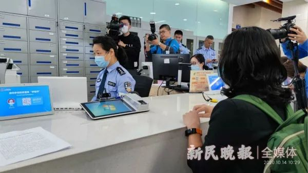 王女士正在办理户口迁移落户手续。潘高峰 摄