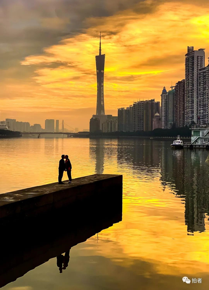 △ “陪你一起看日出”。2019年12月29日，日出时分，滨江东路游艇会码头长堤上的一对年轻情侣。