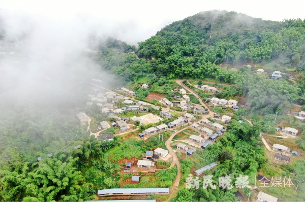 图说：澜沧县上海项目示范点云山村航拍全景。