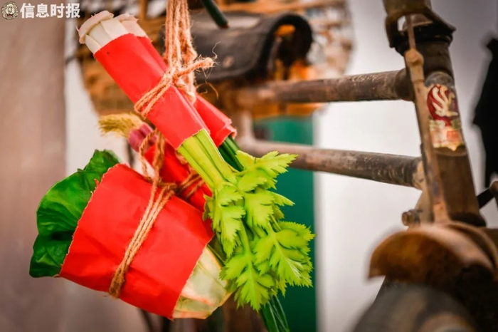 △馆内陈列的，模拟新娘“回门”时所需用到的仿真蔬菜。