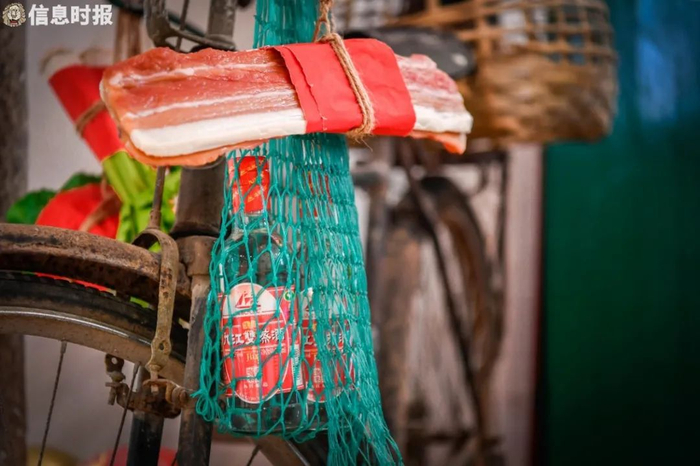 △模拟新娘“回门”时所需用到的仿真猪肉。