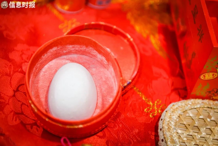 △新娘化妆开脸前使用的旦粉扑。