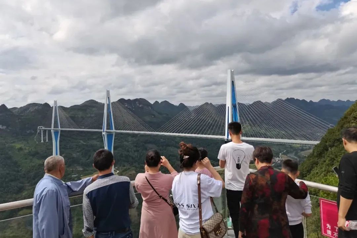 ▲平塘“天空之桥”观光服务区 陆青剑/摄