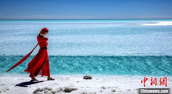 图为地处柴达木盆地的“网红”景点东台吉乃尔湖。　莫启明 摄