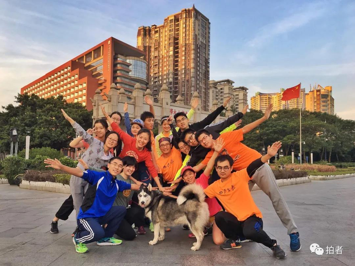 △ “晨跑团”。2017年10月30日日出时分，中山大学北门广场，一群中大学生晨跑结束，与“雪梨”合影。