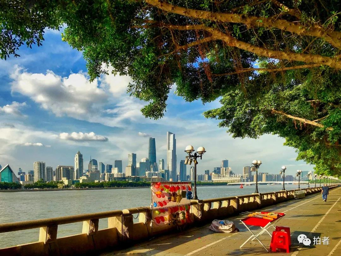 △ “露天游乐场”。2016年6月27日下午，珠江边的气球射击摊，生意冷淡。如今，它几乎已经从人们的视野里消失。