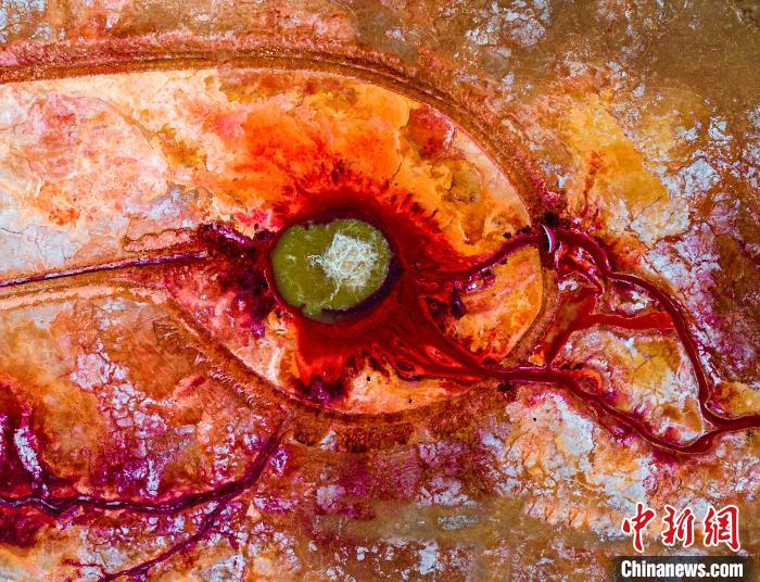     图为航拍柴达木盆地艾肯泉。　莫启明　摄