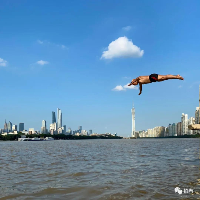 △ “珠江泳者”。2020年6月11日，一位泳者跃入珠江。近几年，随着珠江治理的不断深入，江水水质得以极大改善，畅游珠江成为不少市民的锻炼项目。