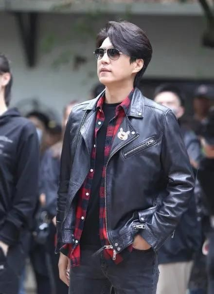 靳东衣品逆生长!穿皮衣夹克,43岁"老干部"秒变老男孩