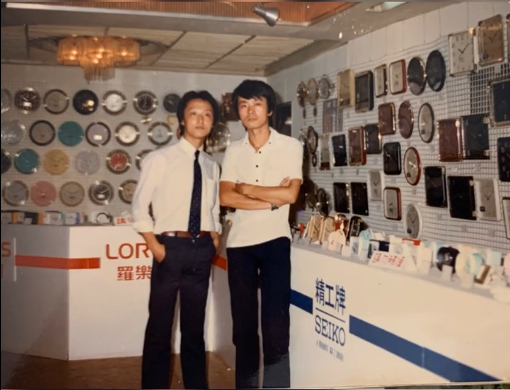 大学期间，葛伟（右）在企业打工 受访者供图