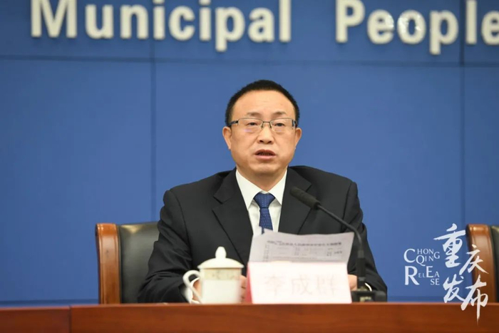 李成群回答记者提问 邹乐 摄