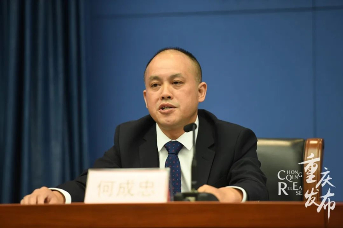 何成忠回答记者提问 邹乐 摄