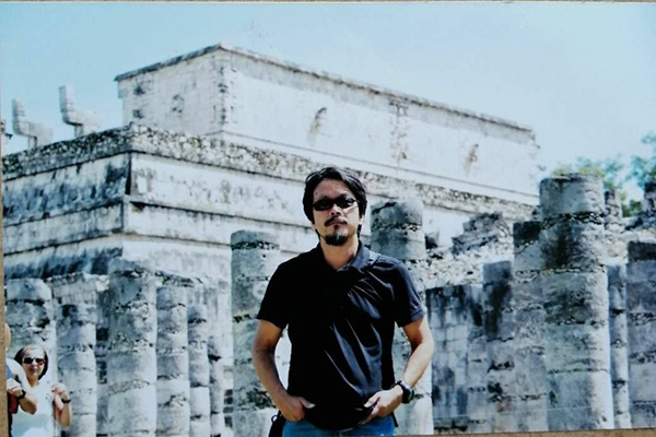 经商时期的葛伟喜好旅游和浏览各地建筑 受访者供图