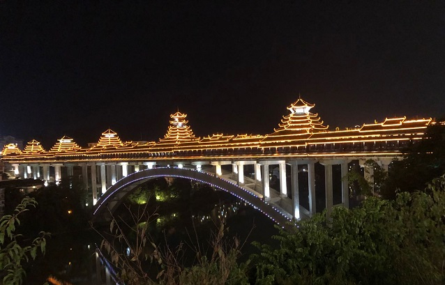 图为三江县浔江河上的三江风雨桥夜景