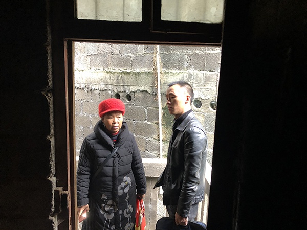 向明钱和母亲郑明秀在多年未住的老宅查看门窗。&nbsp; 本文图片均为澎湃新闻记者 王万春 图（除署名外）