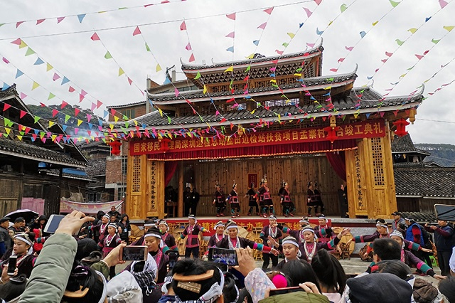 图为孟寨村戏台竣工典礼