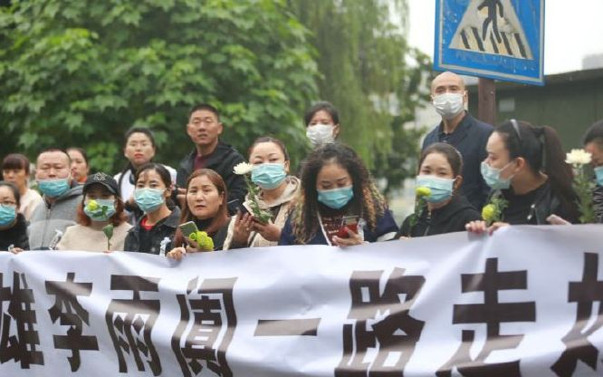 群众沿途送别李雨阗。图片来源：平安苍溪微博