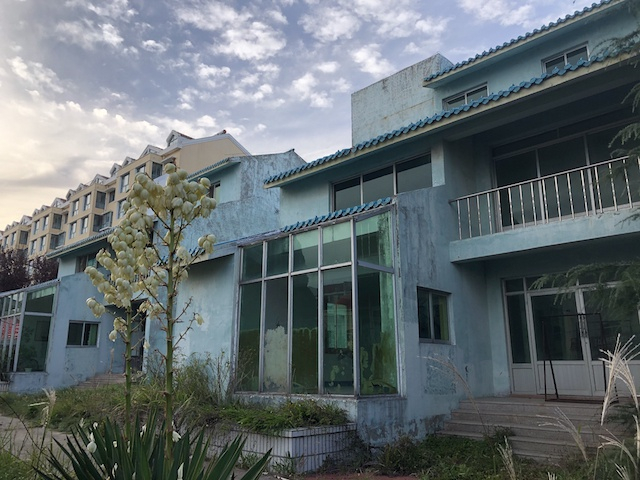 乳山银滩附近破败的海景别墅