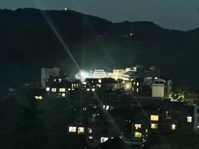 高岜村实施“百盏路灯”亮化工程，改变了没有室外灯光的历史。图为高岜村夜景