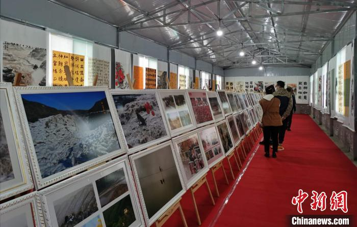 当日，还举办了书画展活动，一幅幅吉县苹果、壶口瀑布等具有当地特色的书法及绘画作品，吸引游客驻足观看。　吴琼 摄