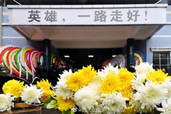 苍溪县殡仪馆门口摆满花圈。图片来源：四川公安微博