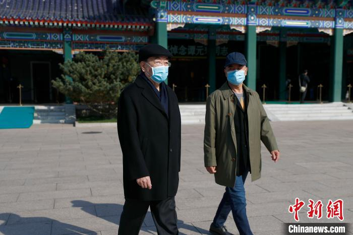 著名京剧表演艺术家谭元寿先生遗体告别仪式15日在北京八宝山殡仪馆举行，京剧名家叶少兰前往悼念 富田 摄