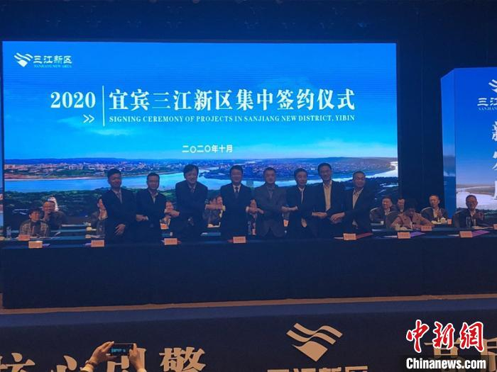 成功签约。　吴平华 摄