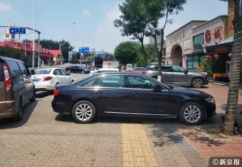 ▲盲道上停满了机动车。新京报记者 李木易摄